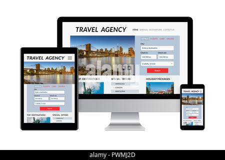 Ordinateur de bureau, tablette et smartphone isolé sur blanc avec concept d'agences de voyages à l'écran. Les appareils numériques générés. Banque D'Images