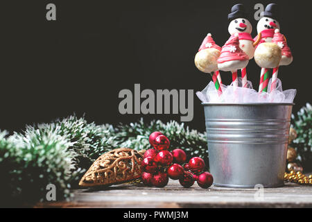 Cake pops Décorées pour Noël, sur fond sombre Banque D'Images