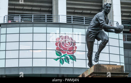 La statue d'un joueur de rugby sur les portes à Twickenham Stadium, stade de rugby anglais, à Londres, Angleterre, Royaume-Uni Banque D'Images