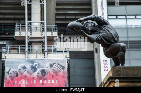 La statue d'un joueur de rugby sur les portes à Twickenham Stadium, stade de rugby anglais, à Londres, Angleterre, Royaume-Uni Banque D'Images