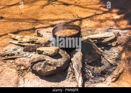 Chauffage pan sur un four traditionnel africain trois pierres Banque D'Images