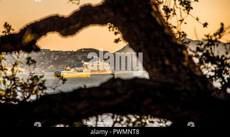 France, Provence-Alpes-Côte-d'Azur, Var, Toulon, rade de Toulon, le navire de Corsica Ferries et le navire de croisière de Marella Explorer (TUI Cruises) passant un de l'autre Banque D'Images