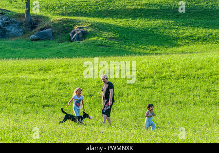 La France, l'Occitanie, Parc National des Pyrénées, Val d'Azun, à la famille et chien Border Collie Banque D'Images