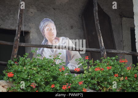 Soigner les fleurs au bord du lac des boîtes au Lac de Côme, Italie Banque D'Images