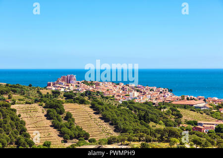 Ville de Banyuls vu de la côte de Vermeille, Pyrénées-Orientales, Catalogne, Languedoc-Roussillon, France Banque D'Images