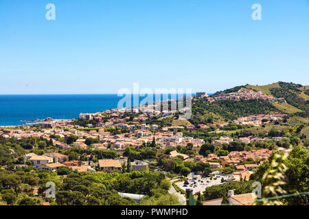 Ville de Banyuls vu de la côte de Vermeille, Pyrénées-Orientales, Catalogne, Languedoc-Roussillon, France Banque D'Images