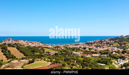 Ville de Banyuls vu de la côte de Vermeille, Pyrénées-Orientales, Catalogne, Languedoc-Roussillon, France Banque D'Images