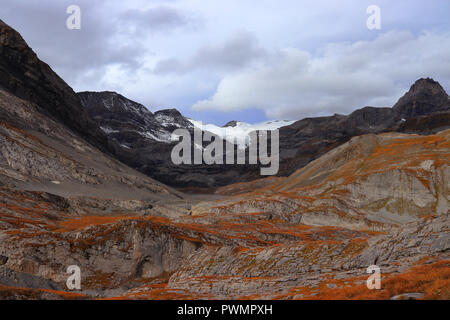 Couleurs d'automne dans les hautes montagnes de la Suisse. La Gemmi (2 270 m / 7 448 ft) près de Leukerbad, canton du Valais, Suisse. Banque D'Images