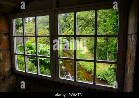 Avis de la brûlure de l'atelier de rempotage à Geilston jardin près de la rivière Clyde près de Cardross, Argyll and Bute, Ecosse Banque D'Images