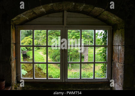 Avis de la brûlure de l'atelier de rempotage à Geilston jardin près de la rivière Clyde près de Cardross, Argyll and Bute, Ecosse Banque D'Images