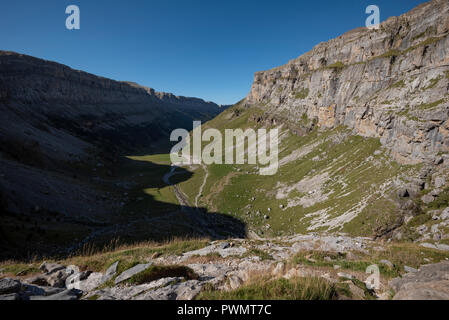 Vue sur la vallée de Ordesa Clavijas de Soaso, Parc National d'Ordesa et Monte Perdido, Torla, vallée d'Ordesa, la province d'Huesca, Aragón Pyrénées, Ar Banque D'Images