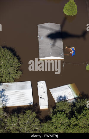 Les eaux de crue d'engloutir une ferme et des bâtiments le long de la rivière Waccamaw au lendemain de la tempête tropicale Florence qui a inondé une grande partie de la côte nord de l'Etat le 18 septembre 2018 à Conway, Caroline du Sud. Banque D'Images