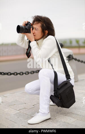 Femme photographe prenant photo Banque D'Images