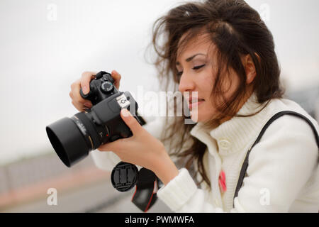 Femme photographe prenant photo Banque D'Images