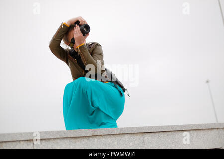 Femme photographe prenant photo Banque D'Images