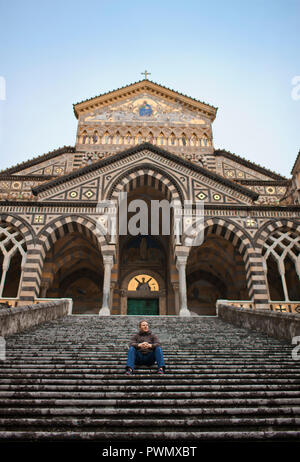 Séance de tourisme des étapes de la cathédrale d'Amalfi, Ravello, Italie. Banque D'Images