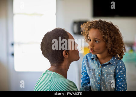 Mère et fille visage rigolo tirant vers l'autre. Banque D'Images