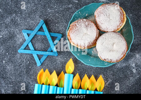 Fête juive Hanoucca et ses attributs, la menorah, des beignes, des étoiles de David. Hanukkah menorah. Maison de Hanoukka. Hanukka juive Banque D'Images