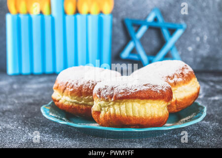 Fête juive Hanoucca et ses attributs, la menorah, des beignes, des étoiles de David. Hanukkah menorah. Maison de Hanoukka. Hanukka juive Banque D'Images