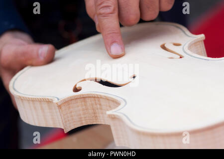 L'Italie, Lombardie, Cremona, luthier Worshop, luthier au travail Banque D'Images