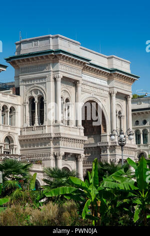 L'Italie, Lombardie, Milan, Piazza Duomo Square, palmiers contexte Galerie Vittorio Emanuele II Banque D'Images