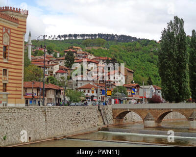La vieille ville de Sarajevo et l'cehajina Seher-Pont sur la rivière Miljacka, Sarajevo, Bosnie et Herzégovine, le 2 mai 2016 Banque D'Images