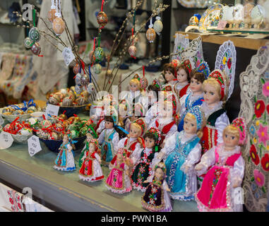 Budapest, Hongrie - 4 août 2018 : l'intérieur du marché de la ville. Magasin de poupées visibles Banque D'Images