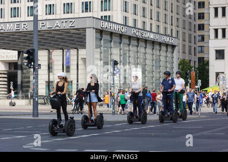Berlin. L'Allemagne. Touristes traversant la route sur un tour de Segway, Potsdamer Platz. Banque D'Images