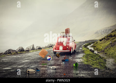 Petite voiture rouge avec summer beach stuff sur route solitaire le mauvais temps l'image de rendu 3D Banque D'Images