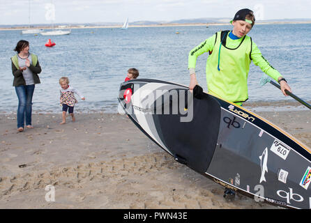 La finition d'une adolescente paddle board race Banque D'Images