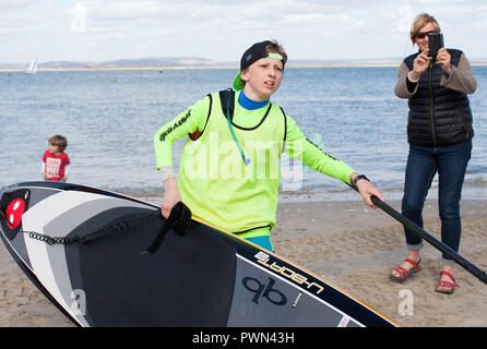 La finition d'une adolescente paddle board race Banque D'Images