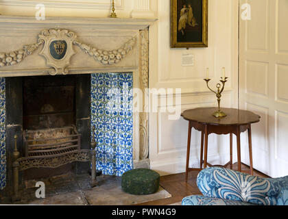 Royaume-uni, Angleterre, Oxfordshire, Kelmscott Manor, de l'intérieur, blanc avec sol carrelé bleu Années 1600 cheminée Banque D'Images