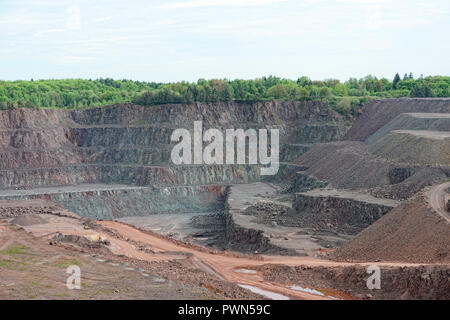 Vue aérienne dans une carrière de roches de porphyre mine Banque D'Images