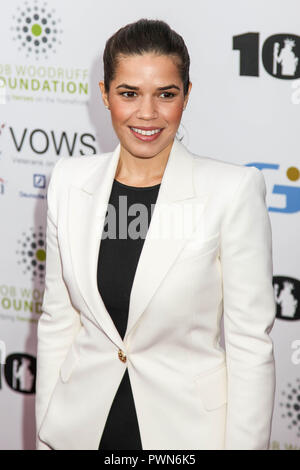 NEW YORK, NY - 06 NOVEMBRE 2013 : America Ferrera assiste au New York Comedy Festival et le Bob Woodruff Foundation présente la 7e édition de Stand Up Banque D'Images