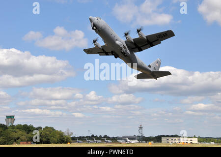 Lockheed C-130J Hercules en sautant en l'air. Montée raide, décoller de la piste de Farnborough. United States Air Force. USAF. Avion de l'US Air Force Banque D'Images