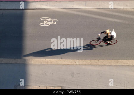 Cycliste sur Lower Thames Street, Londres, Angleterre Banque D'Images