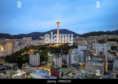 Vue de la nuit de Busan avec tour de Busan en Corée Banque D'Images