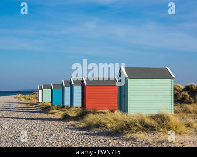Cabines de plage de couleur vive à Findhorn Beach, Moray, Ecosse Banque D'Images