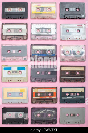 Vintage Still Life. Ensemble de vieilles cassettes sur une surface rose Vue de dessus. Banque D'Images