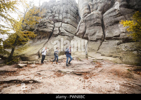 Trois jeunes voyageurs avec des sacs à dos randonnée dans les rochers, voyager concept Banque D'Images