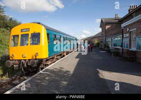 Un diesel de Wensleydale Railway s'est arrêté à la station pendant que les passagers board Bedale Banque D'Images