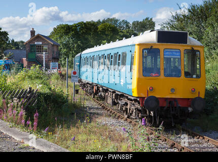 Un train de voyageurs diesel laissant Wensleydale Railway station Bedale passant du passage à niveau et le signal fort Banque D'Images