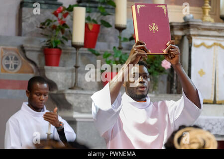 Service de l'église pour les réfugiés dans l'Assomption de la Vierge Marie Église dans la capitale de l'île, l'île de Lesbos, Mytilène, Grèce, mai 2018 Banque D'Images