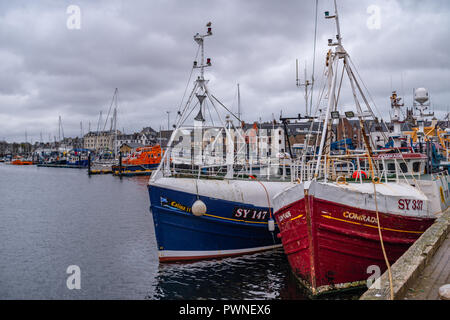 Les navires dans le port de Stornoway, Isle Of Lewis, Scotland, UK Banque D'Images