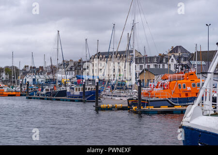 Les navires dans le port de Stornoway, Isle Of Lewis, Scotland, UK Banque D'Images