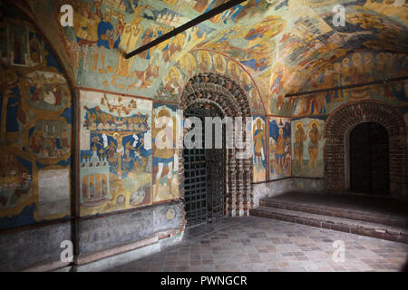 Portail sud et la galerie sud (papert) recouvert de fresques de peintres russes Dmitry Plékhanov et Fédor Ignatiev datée de 1700 dans l'église de Saint Jean le Baptiste au Tolchkovo à Iaroslavl, Russie. Banque D'Images