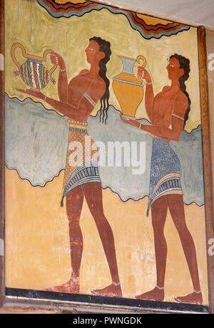 Palais de Knossos (1700-1450 BC). Reproduction d'une fresque représentant deux jeunes hommes transportant des tasses. Propylaeum du sud. Crète, Grèce. Banque D'Images