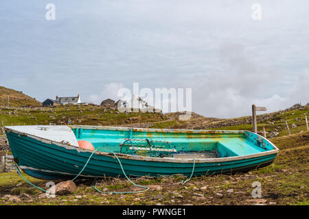 Un bateau vert, Balchrick Oldshoremore côte de près de Kinlochbervie, Sutherland, Scotland, UK Banque D'Images