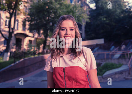 Belle jeune femme avec des cheveux bouclés sentiment extrêmement heureux Banque D'Images