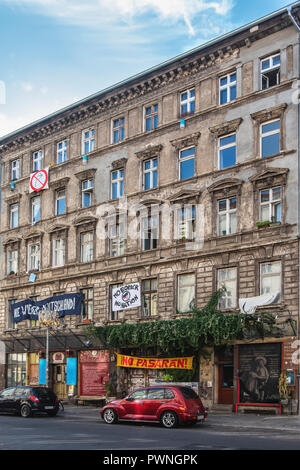 Berlin, Mitte. Schokoladen Projet culturel bâtiment avec politacl bannières sur façade ancienne altérée dans Ackerstrasse. Fondée 1990, Schokoladen est une unité de contrôle. Banque D'Images